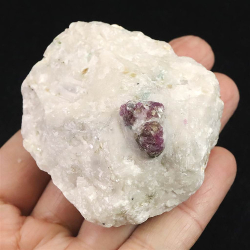 ルビー原石 パキスタン産 母岩付き 蛍光 87.6g #81211 天然石 榎本
