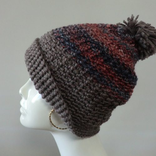 ボンボン付き毛100％のニット帽子 モカ×赤系ミックス ニット帽