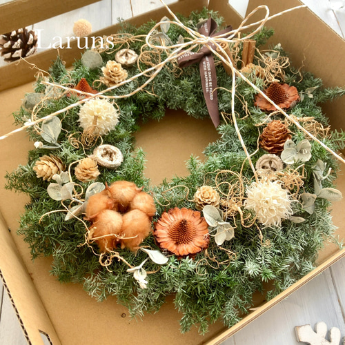 クリスマスに飾りたい木の実たっぷりヒムロスギとシナモンの