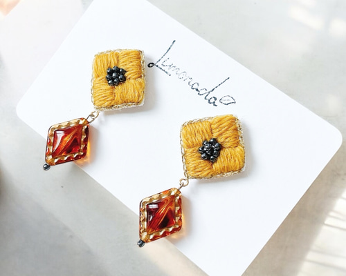 カラフル　フリンジ　赤　ピアス　イヤリング　黄色　マーブル　刺繍リボン bda8c8f764f43fd1937833792fcfd1