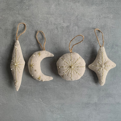 星の欠片たち｣コットンリネンのキラキラ刺繍オーナメント