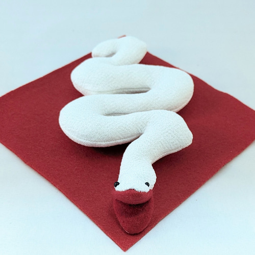 クルクルニョロっと可愛いガラスのヘビペア オブジェ 巳年 蛇 ニョロニョロ蛇 その他人形 zeniたまご 通販 18480490｜Creema