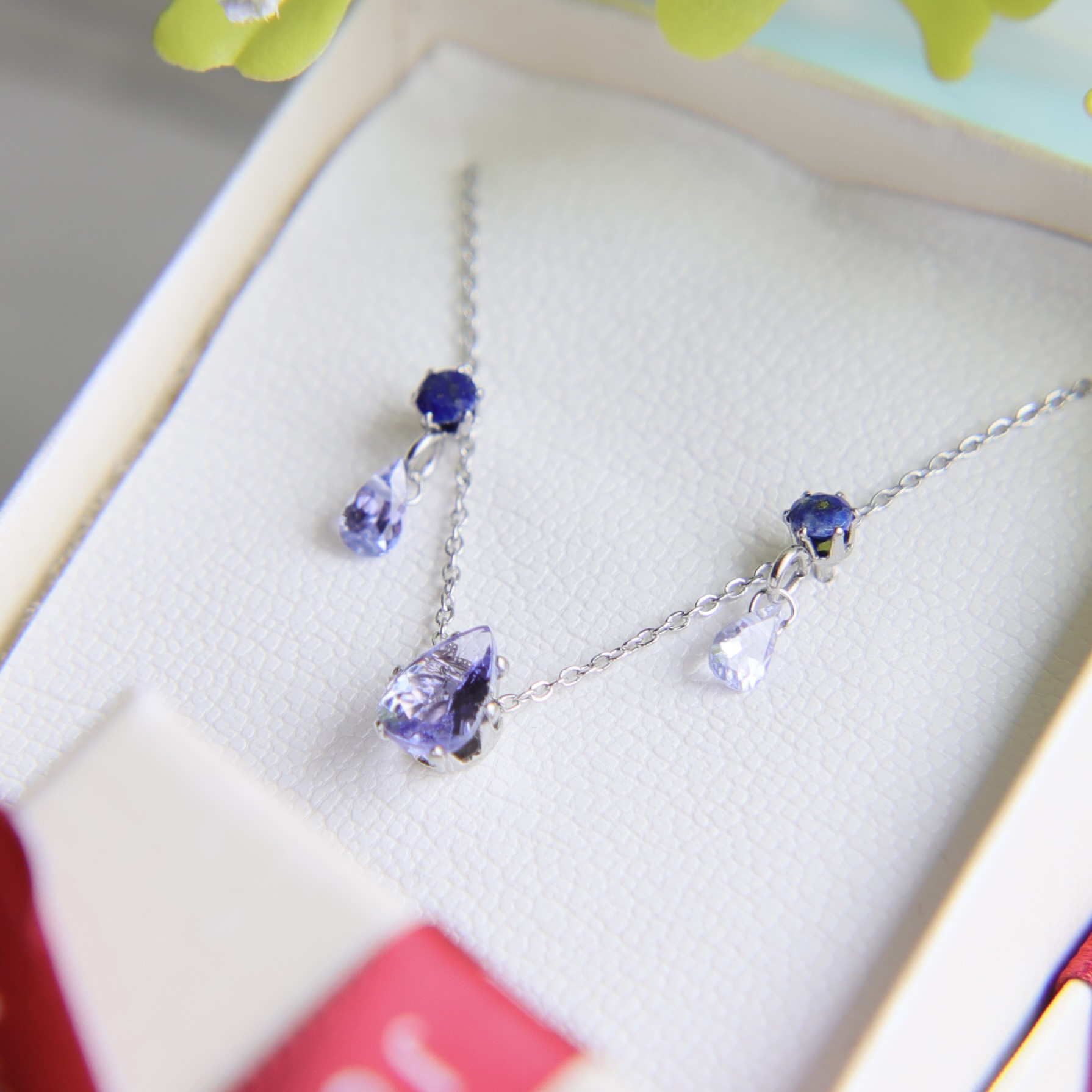 ペアシェイプタンザナイトネックレス　ラピスラズリとタンザナイトの小さな宝石ピアス　サージカルステンレスネックレスピアス