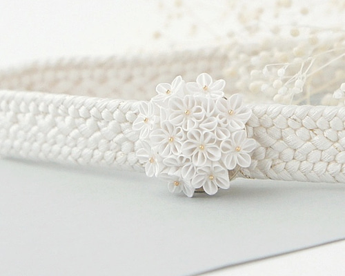 再販受付　つまみ細工 　帯留め　帯飾り　白色　金 再販受付 つまみ細工 帯留め 帯飾り 白色 金 - メルカリ