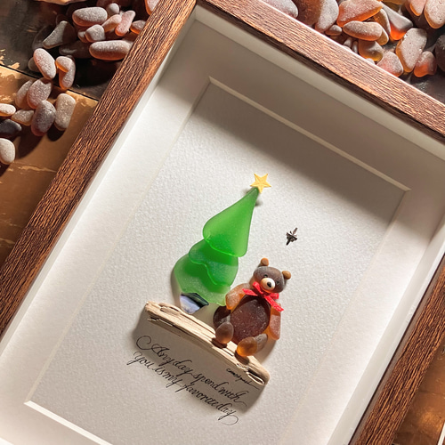 グラデーションの綺麗なクリスマスツリー　赤いくまさんがキュート　シーグラスアート グラデーションの綺麗なクリスマスツリー 赤いくまさんがキュート