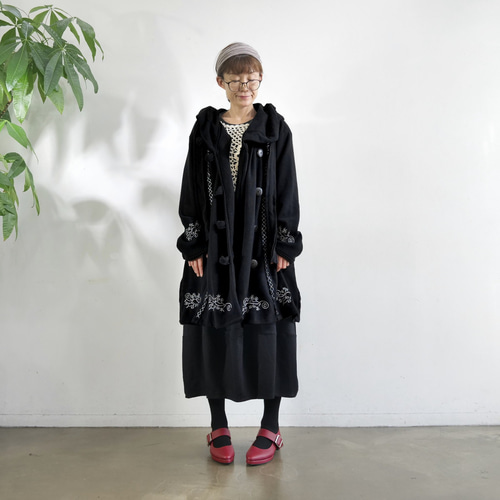 軽くて暖か＊ボタニカル刺繍＊大きなボタンがアクセント＊ビックフード