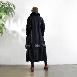 輕盈保暖 * 植物刺繡 * 大號扣環裝飾 * 大號兜帽 * 厚實抓絨布料 * 長外套 * 黑色 第7張的照片