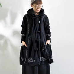 輕盈保暖 * 植物刺繡 * 大號扣環裝飾 * 大號兜帽 * 厚實抓絨布料 * 長外套 * 黑色 第8張的照片