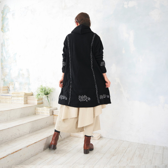 輕盈保暖 * 植物刺繡 * 大號扣環裝飾 * 大號兜帽 * 厚實抓絨布料 * 長外套 * 黑色 第3張的照片