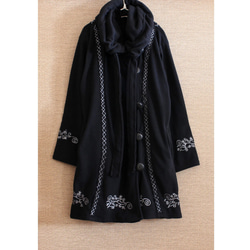 輕盈保暖 * 植物刺繡 * 大號扣環裝飾 * 大號兜帽 * 厚實抓絨布料 * 長外套 * 黑色 第10張的照片