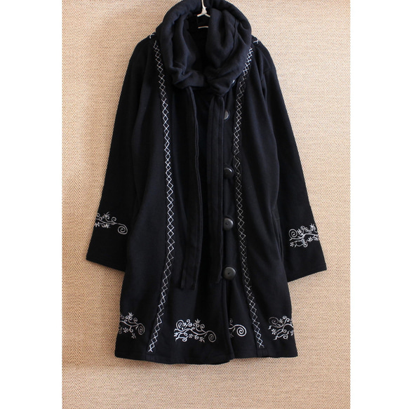輕盈保暖 * 植物刺繡 * 大號扣環裝飾 * 大號兜帽 * 厚實抓絨布料 * 長外套 * 黑色 第10張的照片
