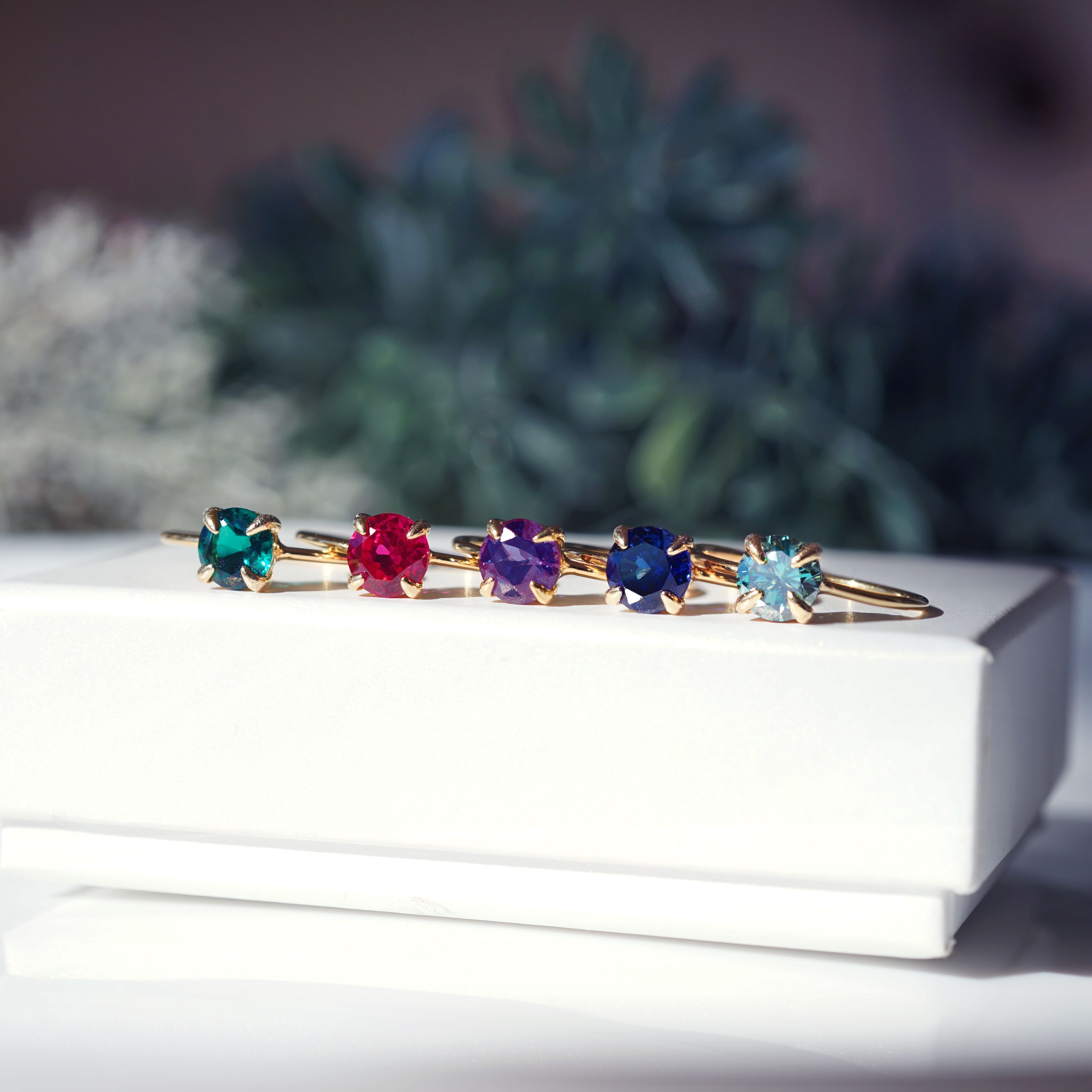 大粒！シンセティックエメラルドの一粒リング　～Synsetic Emerald