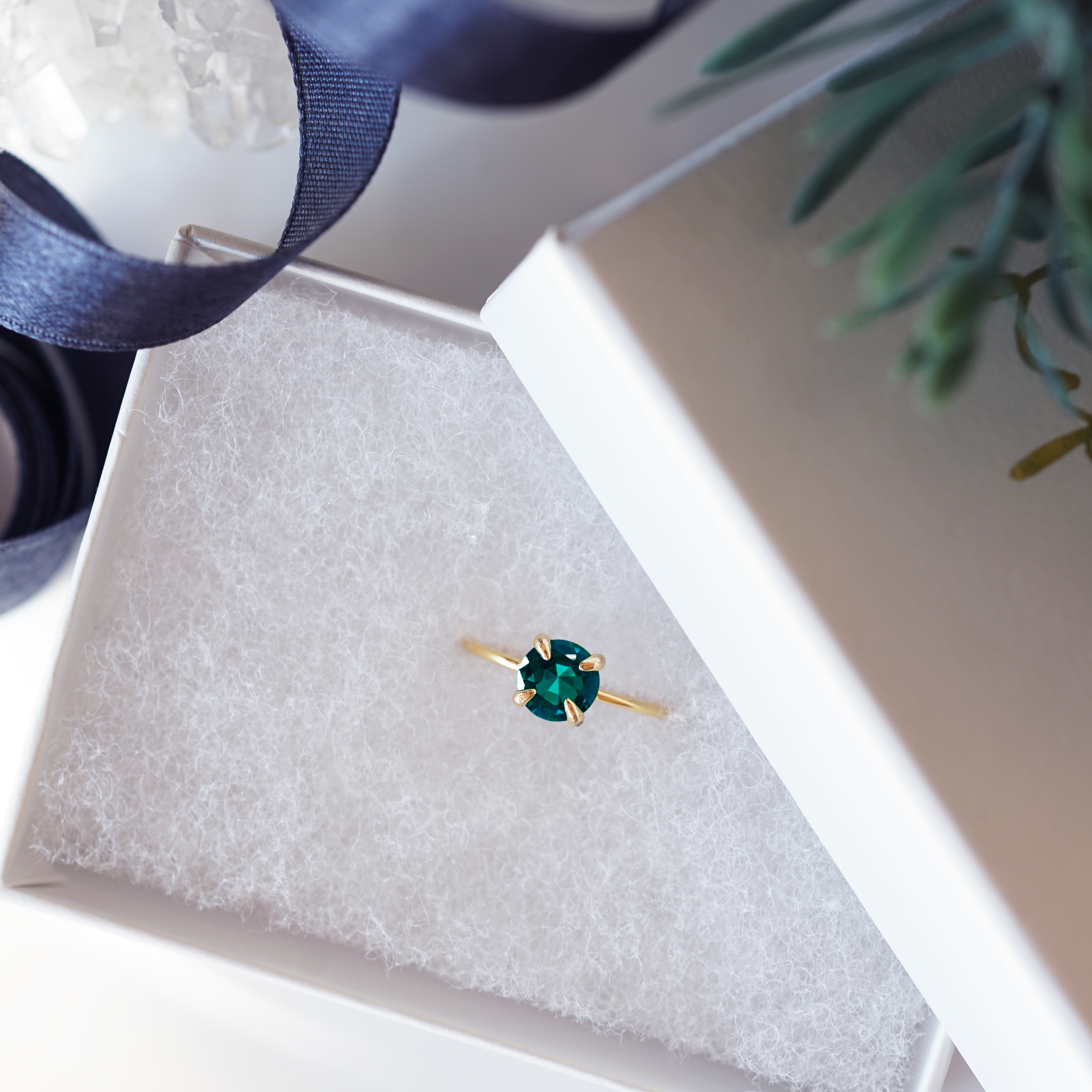 大粒！シンセティックエメラルドの一粒リング　～Synsetic Emerald