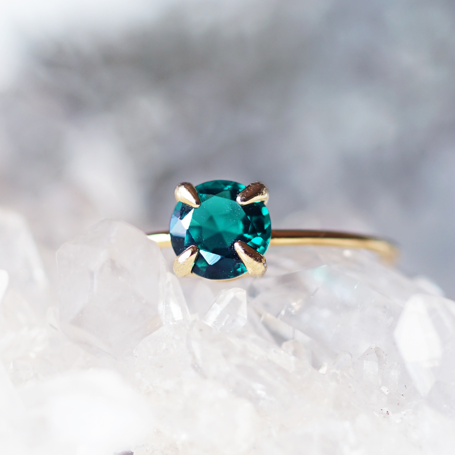 大粒！シンセティックエメラルドの一粒リング　～Synsetic Emerald