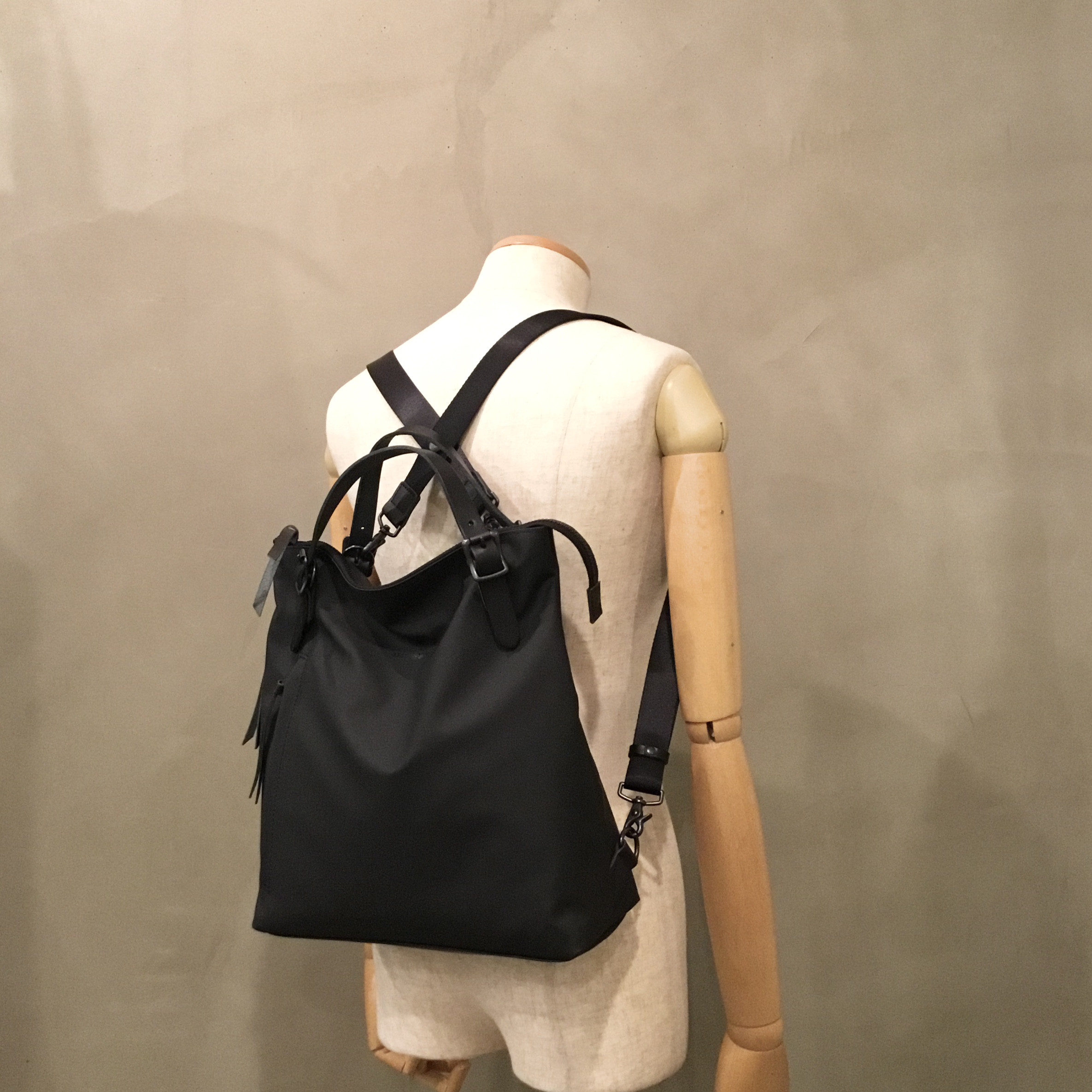 ウレタン樹脂 トートリュック Ｓサイズ ／レスデザイン -LESS