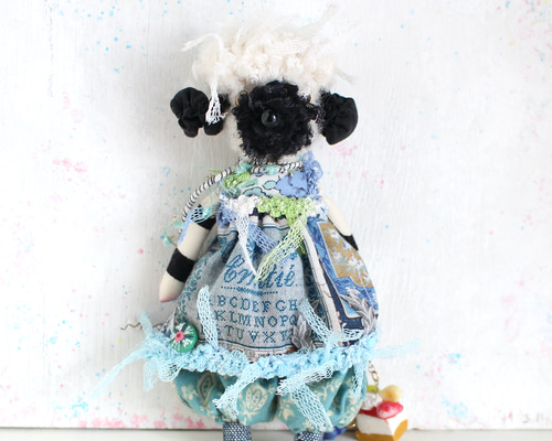 ハンドメイド ワンワン ミニミニぬいぐるみ 海外作家様 バック 14cm ヴァレーブラックノーズシープ（ブルー）のミニぬいぐるみ ブルー モノクロ ぬいぐるみ