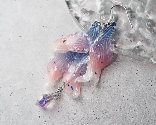 受注生産】八重波金魚-宵紫-のイヤリング・ピアス【片耳】 イヤリング