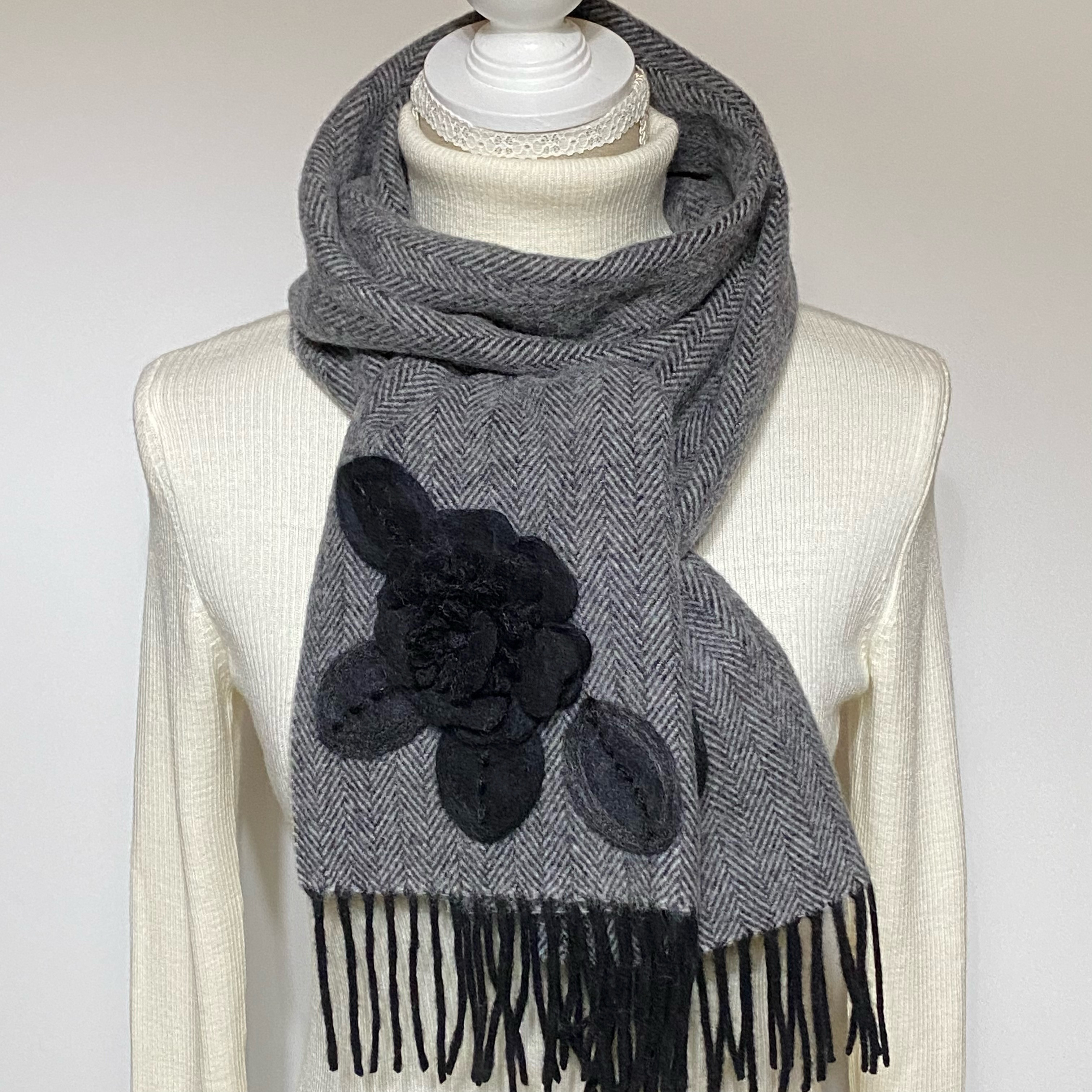 ＊フラワー&リーフ柄アクセントのヘリンボーンマフラー