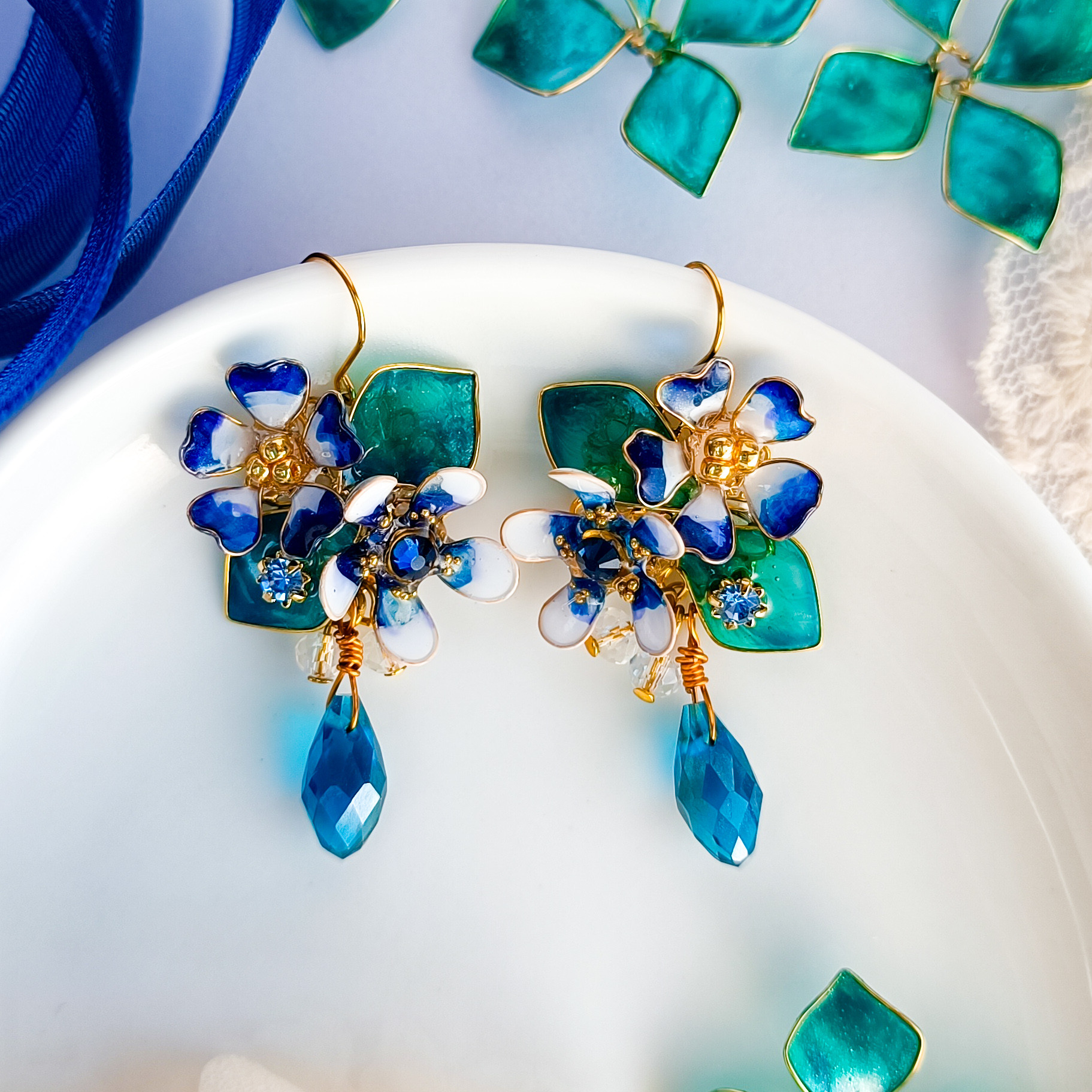 Blue Bouquet ロイヤルブルー 紺色×白色 青緑の葉 カットガラス