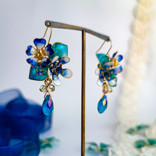 ピアス　水色　青　マーブル　薔薇　紫　ビジュー　白　空　デート　推し　チャーム Blue Bouquet ロイヤルブルー 紺色×白色 青緑の葉 カットガラス ピアス