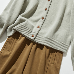 簡約耐穿的羊毛開襟衫，100% 羊毛，鼠尾草綠（241029-2）。 第4張的照片