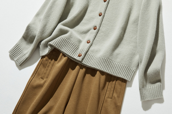 簡約耐穿的羊毛開襟衫，100% 羊毛，鼠尾草綠（241029-2）。 第4張的照片