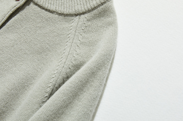 簡約耐穿的羊毛開襟衫，100% 羊毛，鼠尾草綠（241029-2）。 第3張的照片