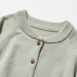 簡約耐穿的羊毛開襟衫，100% 羊毛，鼠尾草綠（241029-2）。 第2張的照片