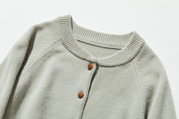 簡約耐穿的羊毛開襟衫，100% 羊毛，鼠尾草綠（241029-2）。 第2張的照片