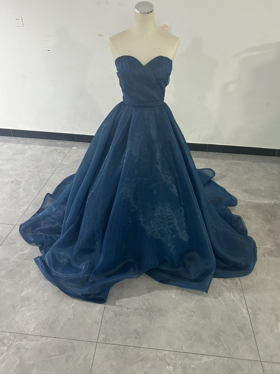 カラードレス ジュエルブルー ベアトップ 上質オーガンジー 編み上げ 細見えシルエット 二次会/演奏会 27,170円
