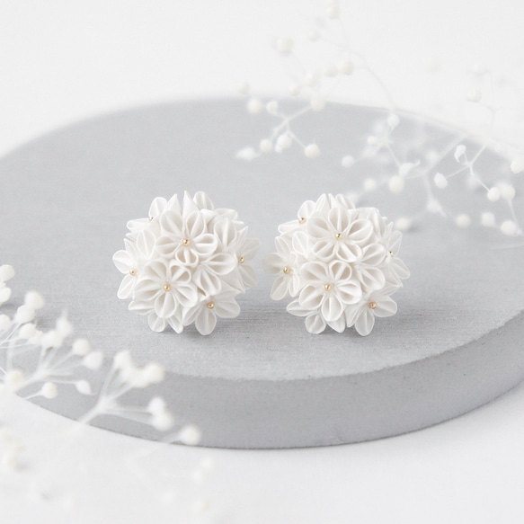 ホワイト 陶磁器製のピアス♡ 1gのピアス 「 白桜 」 卒業式 入学式 結婚式 成人式 着物 和装 ママ