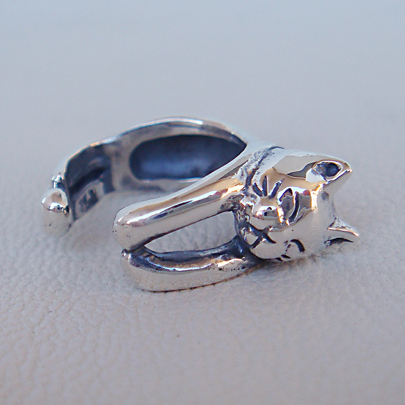 仔猫イヤーカフ　シルバーアクセサリー　仔猫　ねこ　ネコ　十二支（干支）　動物モチーフ　ギフト対応　ＳＶ925　猫　犬