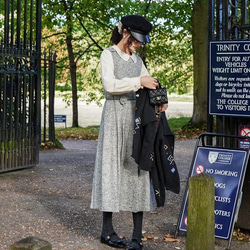 2色　Aラインタック付きジャンパースカート　薔薇付きウエストリボン【春秋冬】グレー/ブラウン 2枚目の画像