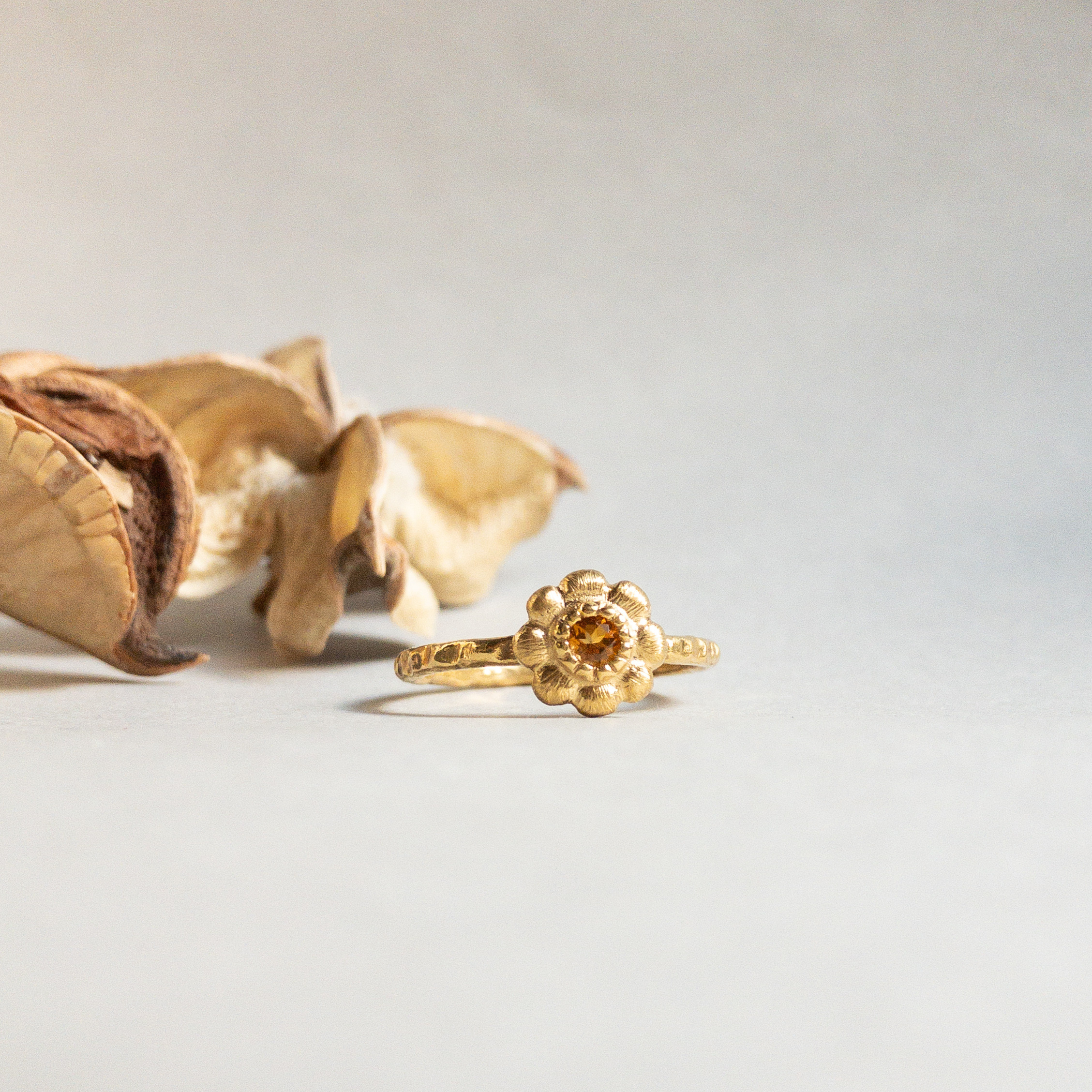 11月の誕生石　K18GPシトリンの小花リング