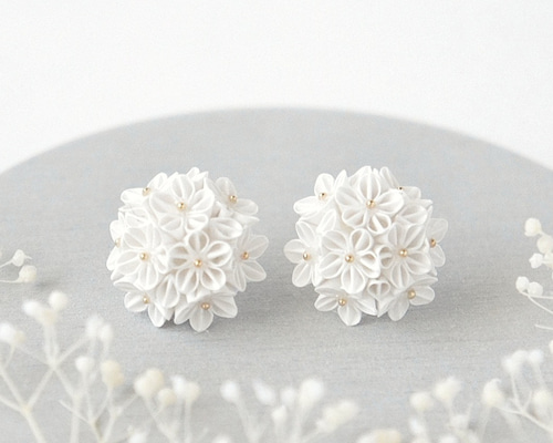 1gのイヤリング 「 白桜 」 フォーマル ◇ 痛くないイヤリング