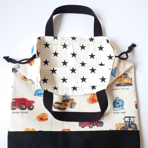 ハンドメイド★アイボリー。はたらくくるま×星柄片側紐出し巾着。入園グッズ リバーシブル 働く車 × 星 体操着入れ お着替え袋 巾着バッグ 体操着袋