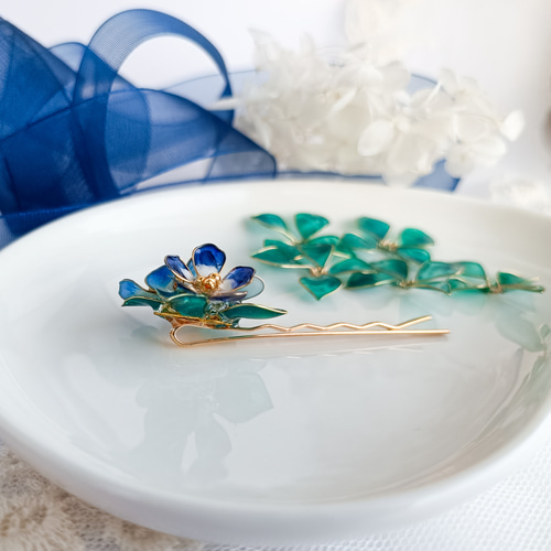 Blue Bouquet 青い花束 ロイヤルブルー 紺色×白色 青緑の葉 ヘアピン