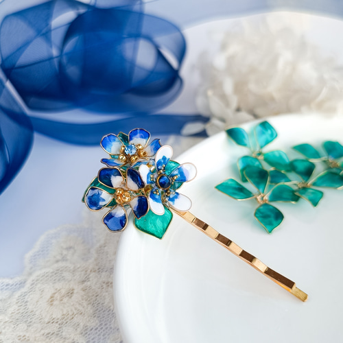 miimama  ！　♡ オーダーフラワーピン Blue Bouquet 青い花束 ロイヤルブルー 紺色×白色 青緑の葉 ヘアピン