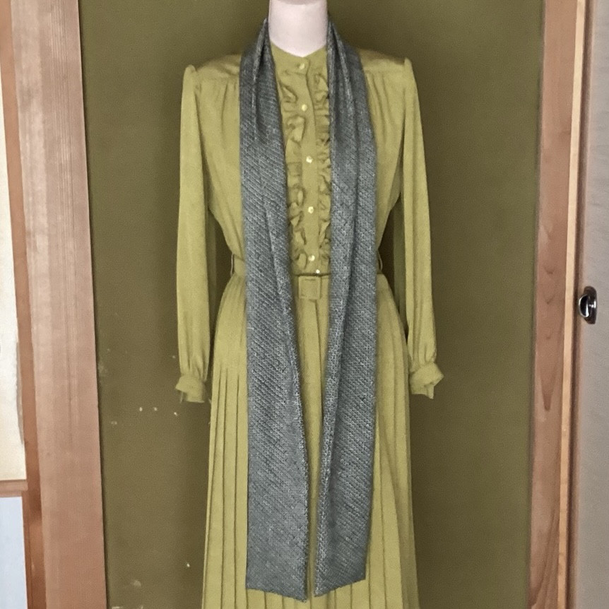 深緑地に総絞りのスカーフ　①