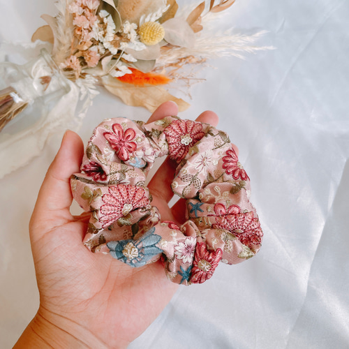 お洒落カラーのお花シュシュ♡インド刺繍リボン♡ヘアゴム シュシュ