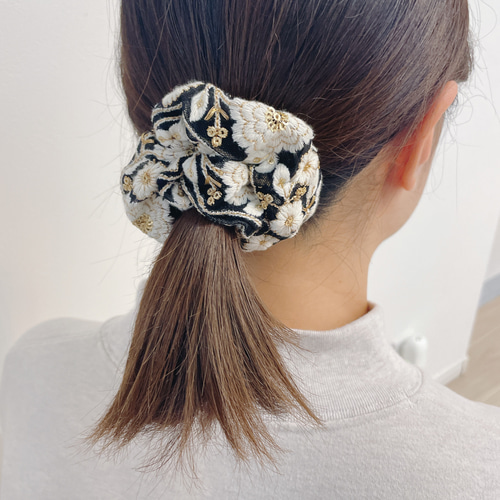 お洒落カラーのお花シュシュ♡インド刺繍リボン♡ヘアゴム シュシュ