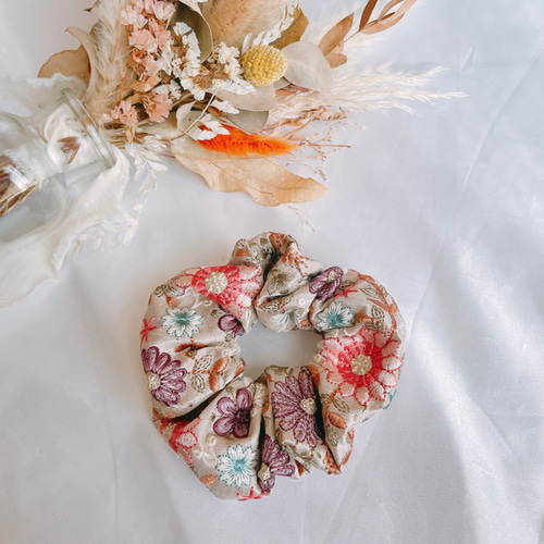 お洒落カラーのお花シュシュ♡インド刺繍リボン♡ヘアゴム シュシュ