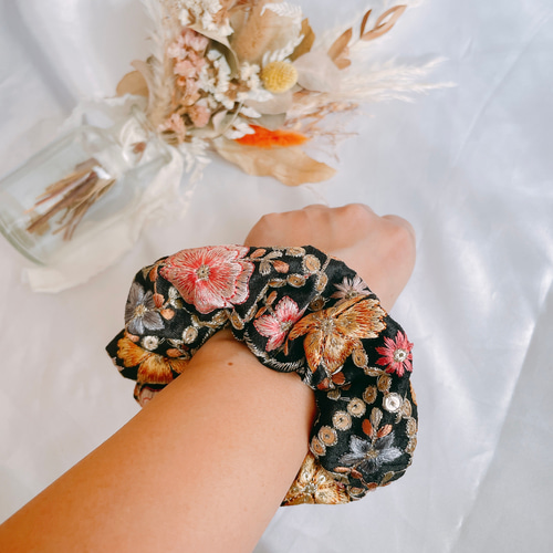お洒落カラーのお花シュシュ♡インド刺繍リボン♡ヘアゴム シュシュ