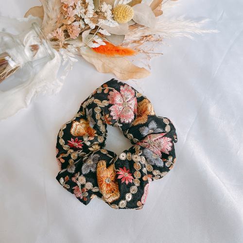 お洒落カラーのお花シュシュ♡インド刺繍リボン♡ヘアゴム シュシュ