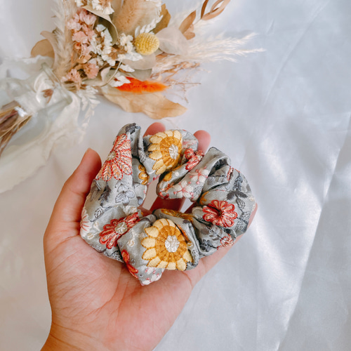 お洒落カラーのお花シュシュ♡インド刺繍リボン♡ヘアゴム シュシュ