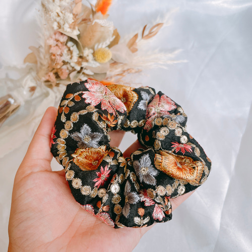 お洒落カラーのお花シュシュ♡インド刺繍リボン♡ヘアゴム シュシュ