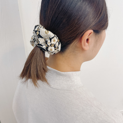 お洒落カラーのお花シュシュ♡インド刺繍リボン♡ヘアゴム シュシュ