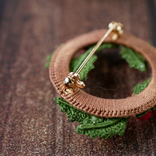 期間限定】セイヨウヒイラギのリースのブローチ（受注制作、クリスマス