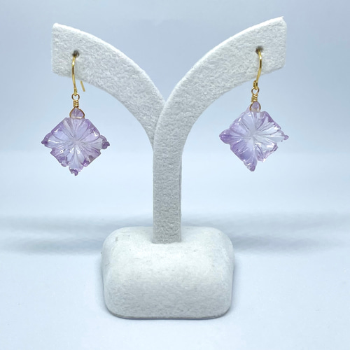 アメジストのカービングピアス アメジスト カービング ピアス ピアス（フック・チェーン） 梧ノ琴@鶉