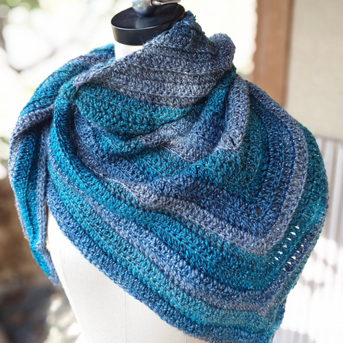 三角ショール/手編み／マフラー/キラキラ/ラメディープブルー/ショール